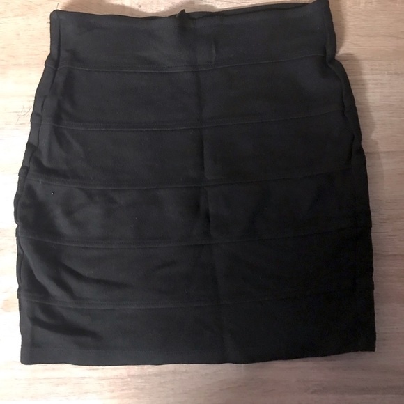H&M Dresses & Skirts - H&M black sexy stretchy ribbed mini skirt size 4, 12” waist x 14.5 length